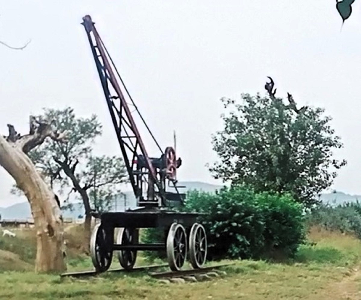hand-operated crane at Golra